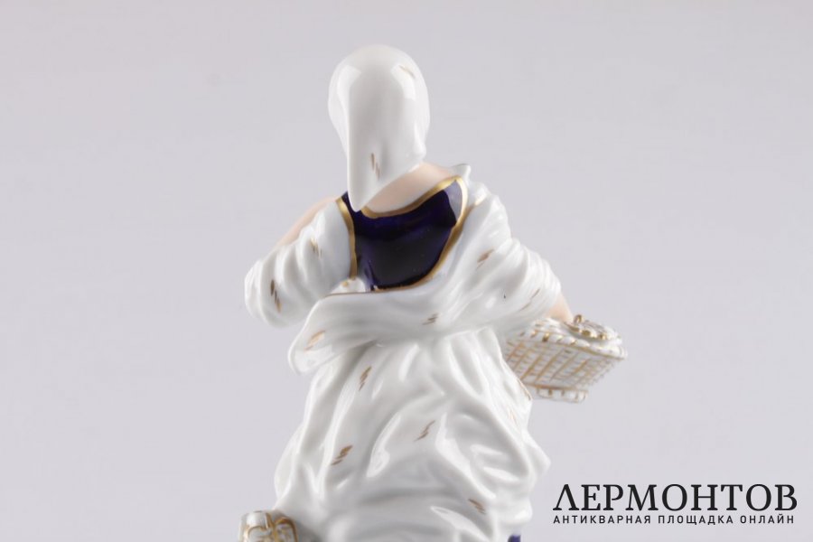 Статуэтка. Сборщица винограда. Фарфор, роспись. Royal Dux Bohemia, XX век.
