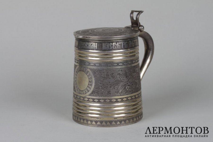 Кружка с изображением петушка на крышке. Россия, Москва, мастер ВС, 1874г. Серебро 84
