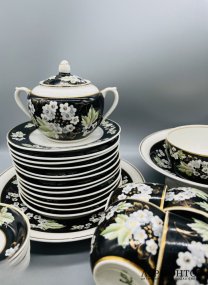 Сервиз «Цветущая калина на чёрном». Фарфор, роспись, Дмитровский фарфоровый завод (Вербилки), СССР, 1954–1965 годы