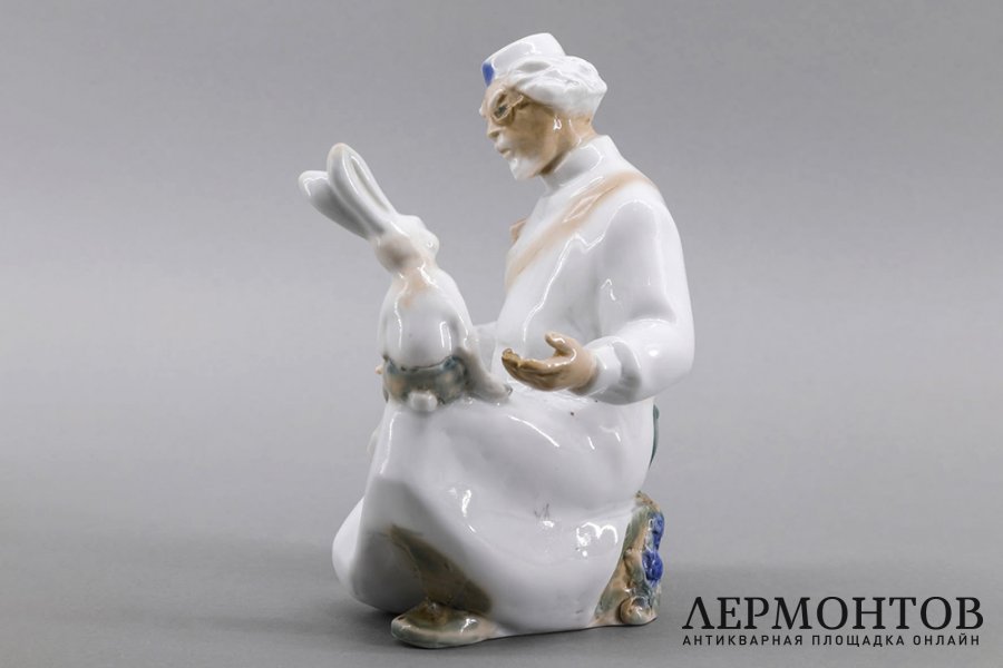 Статуэтка Докор Айболит. Г. Чечулина, авторская. Фарфор, роспись. СССР, Дулево, 1976.