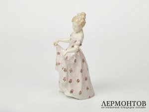 Статуэтка «Девушка бидермейер, смотрит налево». Goldscheider, Австрия, 1904–1905 годы