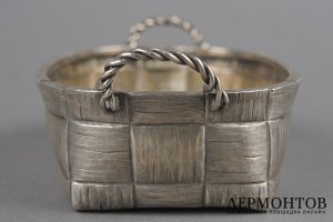 Туесок. Россия,1892 г., мастер ВИ. Серебро 84 пробы, литье, чеканка.