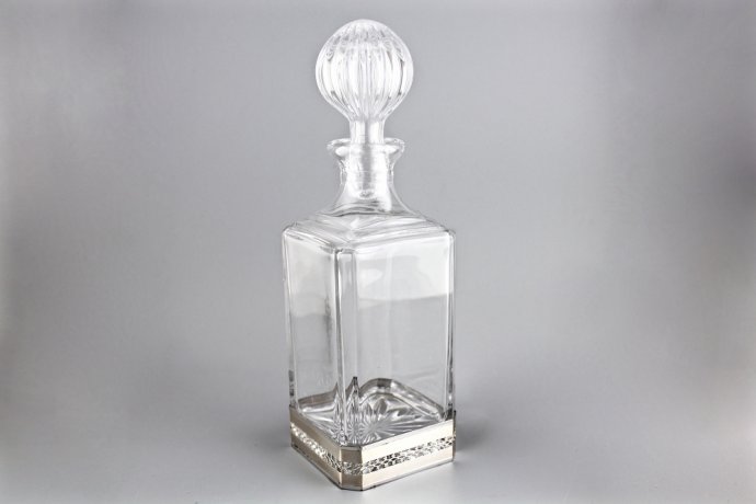 Штоф в серебряной подставке. Европа. XX век