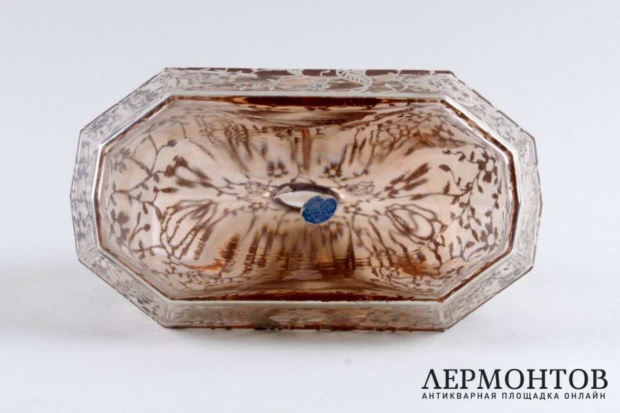 Графин из стекла цвета salmon. Серебро 925 пробы. Италия, 1935-1945 гг.