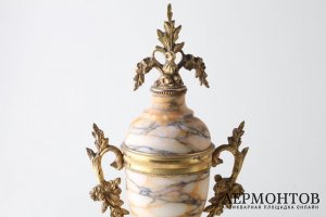 Каминный гарнитур, часы Портик и парные вазы. Мрамор, бронза. Франция, Жапи, 1900е