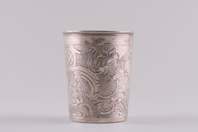 Стакан с рокайльным узором Лакомкин Григорий. Серебро, чеканка. Москва, сер. XVIII в.