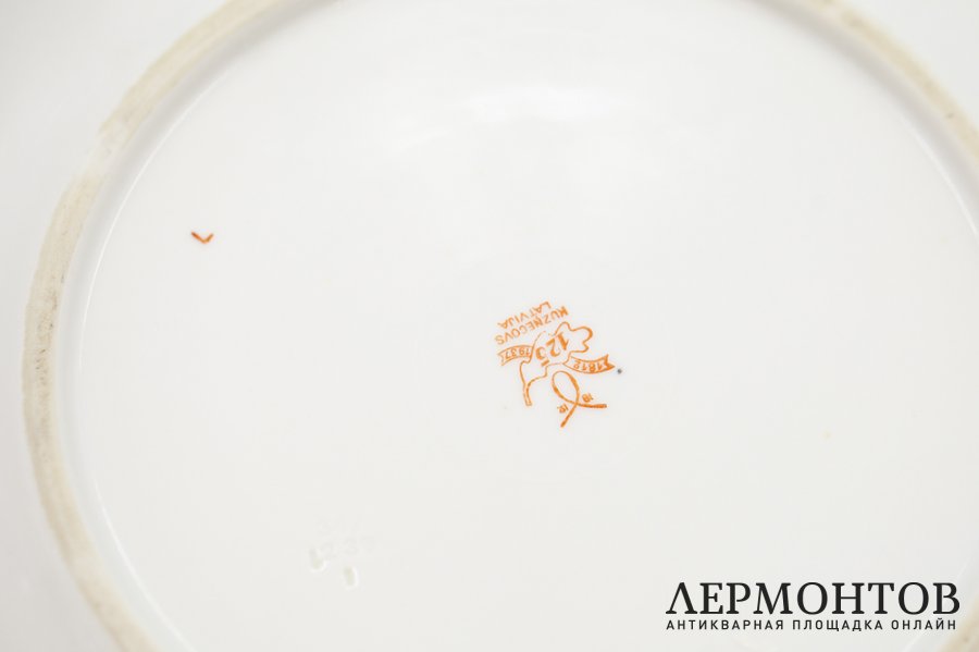 Блюдо в стиле модерн. Латвия, Рига, фабрика Кузнецова, 1937 год. Фарфор, деколь.