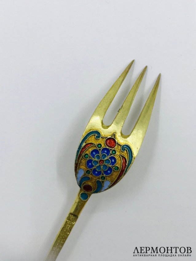 Вилка десертная. Серебро 84 пробы, эмаль по скани, А. Чеварзин, Россия, 1889 год