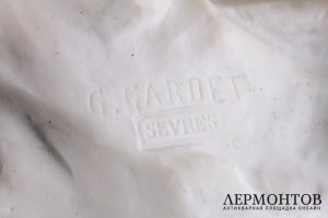 Парные скульптуры Охотничьи собаки на серебряных подстаквах. Бисквит. Севр,Франция.
