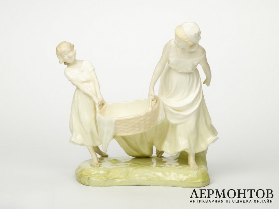 Статуэтка-ваза «Юная помощница мамы». Goldscheider, Австрия, 1905 год