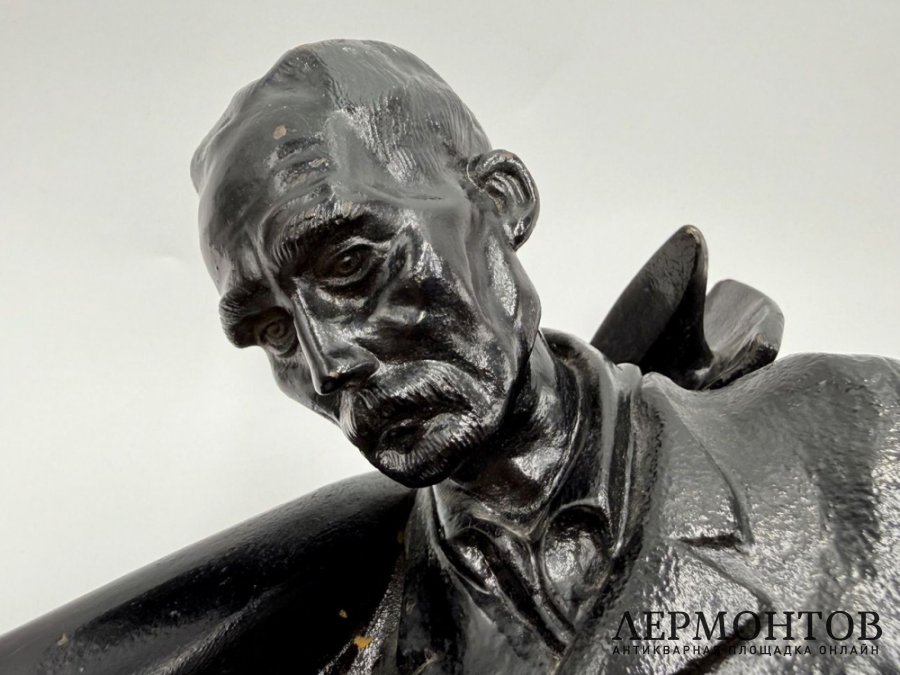 Скульптура Крестьянин, идущий с работы. Каслинский завод, 1920-е гг. Чугун.