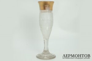 Ваза в форме кубка. Чехословакия, фирма Moser, 1920-е гг. Стекло, резьба, золочение. 