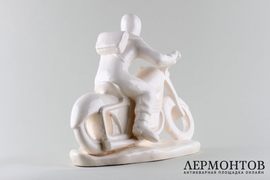 Статуэтка Мотоциклист. Фаянс.  Фабрика Bechyne, Чехословакия, 1950-е годы.