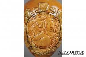 Ваза 40 лет ВЛКСМ. СССР, Конаково, Конаковский фаянсовый завод, 1958 г. Фаянс, глазурь.