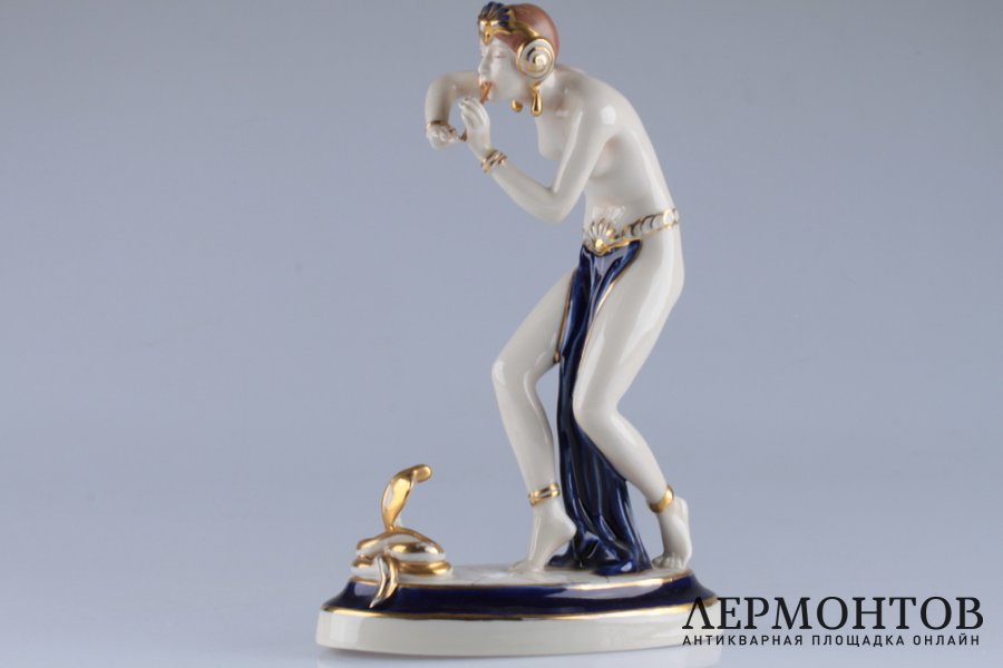 Cтатуэтка Заклинательница змей. Чехословакия, Royal Dux, E. Kwasnitschka, 1918-1939.