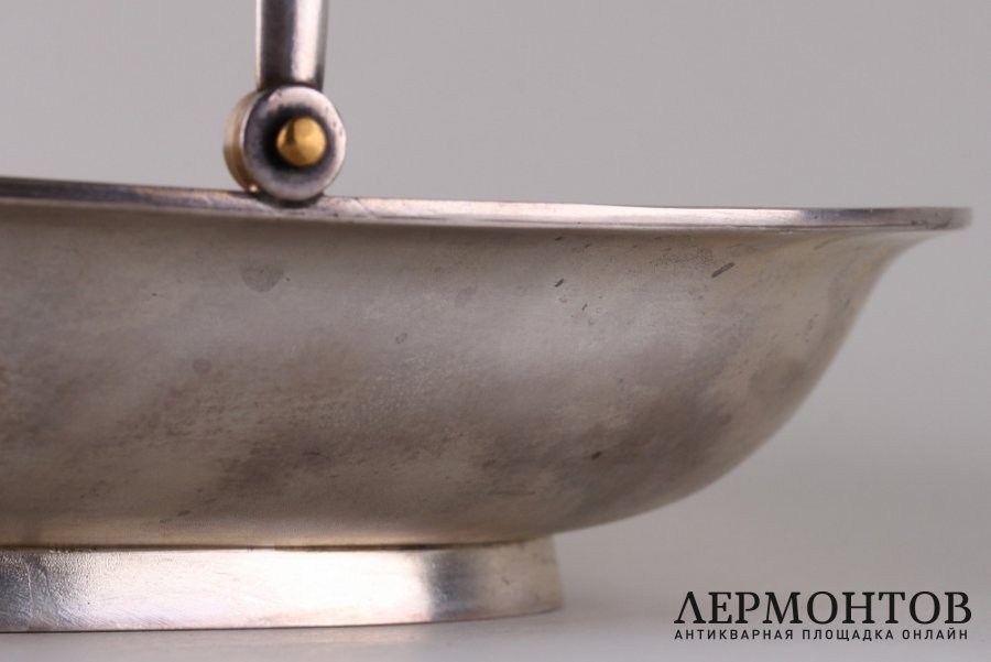 Сухарница лаконичной формы с ручкой. Россия, Москва, 1881 г. Серебро 84.