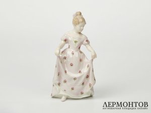 Статуэтка «Девушка бидермейер, смотрит налево». Goldscheider, Австрия, 1904–1905 годы