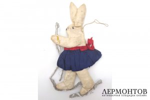 Елочная ватная игрушка Заяц на лыжах. СССР, конец 1930-х-1940-е гг.