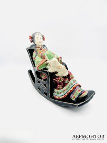Статуэтка «Китаянка с кошкой в кресле». Фаянс, роспись, Китай, 2-я половина 20 века