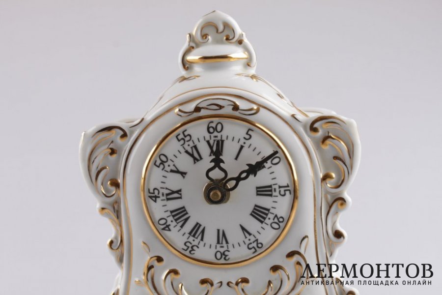 Часы настольные белые. Фарфор, роспись. Royal Dux, XX век.