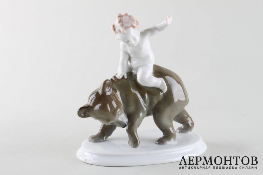 Путто на медведе. Фарфор, роспись. Германия, Metzler Ortloff, 1930-1978.
