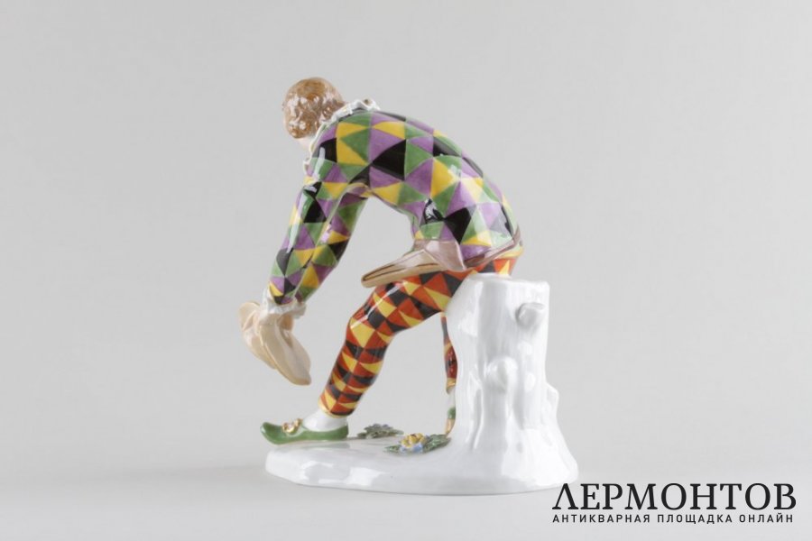 Статуэтка Арлекин.  Германия, мануфактура Meissen, авт. J Kandler, нач. 20 в. Фарфор.