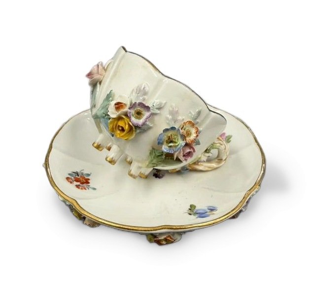 Кофейная пара с лепными цветами. Фарфор, роспись, Meissen, Германия, начало 19 века