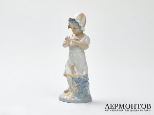 Статуэтка «Девочка с птичкой». Фарфор, Испания, вторая половина XX века
