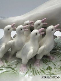 Скульптура «Гусиный переполох». Фарфор, роспись, Дулёвский фарфоровый завод, скульптор А. Сотников, Россия, 1998 год