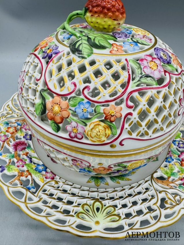 Шкатулка с прорезным цветочным декором на тарелке с бабочками. Фарфор, роспись, Herend, Венгрия, начало 20 века
