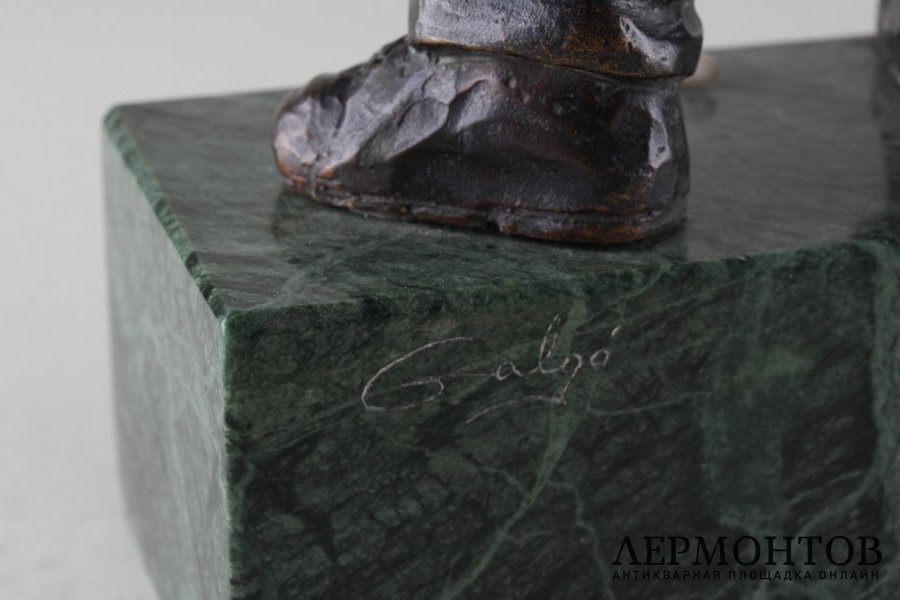 Скульптура Продавец газет. Западная Европа, 1920-1930-е гг. Бронза, кость.
