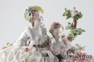 Статуэтка Две Дамы. Фарфор, роспись. Италия. Каподимонте. XXв.