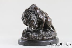 Скульптура. Лев и змея. По мод. A. Barye. Бронза, патина. Франция, нач. XX в.