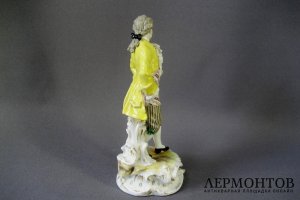 Статуэтка Кавалер. Фарфор. Германия, рубеж XIX-ХХ веков. Высота 18,0 см.