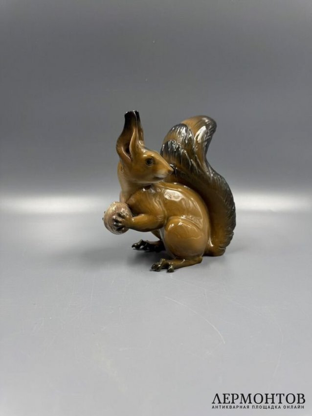 Статуэтка «Белка с лесным орехом». Фарфор, роспись, Rosenthal, автор модели Th. Kärner, Германия, середина 20 века