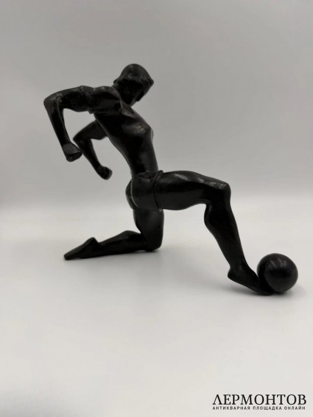 Скульптура «Футболист», 17 см. Бронза, скульптор Я. Я. Нейман, Россия