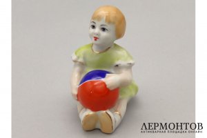 Статуэтка Девочка с мячом. Фарфор, роспись. СССР, Городница, 1950-60е гг.