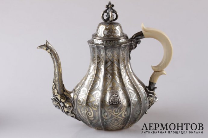 Чайный и кофейный сервиз в стиле неоготика. Серебро 950 пробы. Франция, XIX век.
