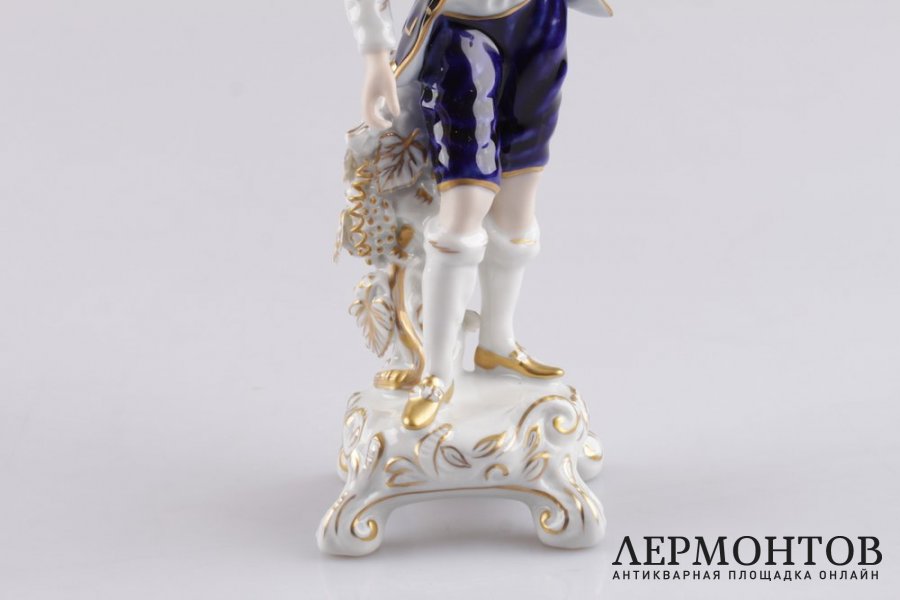 Статуэтка. Сборщик винограда. Фарфор, роспись. Royal Dux Bohemia, XX век.