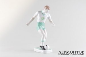 Статуэтка Футболист с мячом. Венгрия, мануфактура Hollohaza, 1970-1980-е гг. Фарфор.