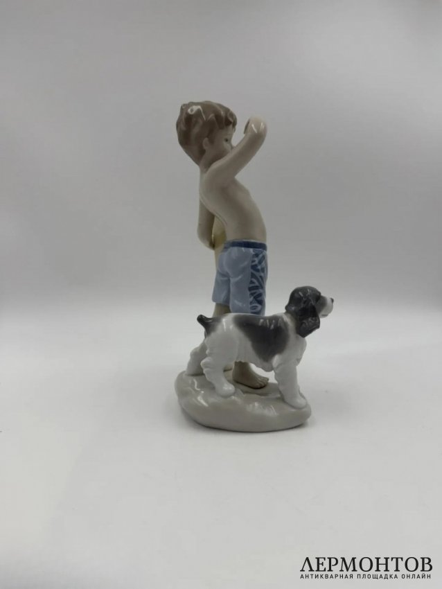 Статуэтка «Маленький серфингист». Фарфор, Lladro, скульптор José Santaeulalia, Испания, 2005–2023 годы