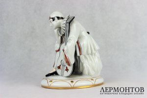 Статуэтка. Пьеро с гитарой. Галлуба и Хоффман. Фарфор. Германия. Нач. XX в.