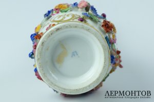 Графин с цветочным декором. Россия, Попов, 19 в., фарфор, роспись, золочение.