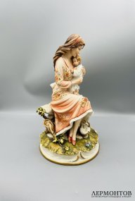 Скульптурная композиция «Материнство». Бисквит, роспись, Capodimonte, мастерская La Medea, Италия, 2-я половина 20 века