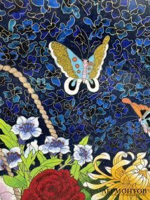 Настенное блюдо с корзиной цветов и бабочками. Перегородчатая эмаль, Китай, 2-я половина 20 века