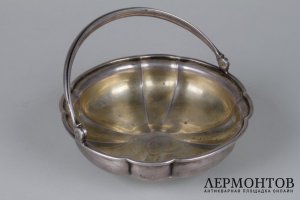 Вазочка с ручкой. Российская империя,  фирма И. Сазикова, 1863 год. Серебро 84. 