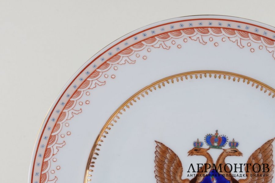 Декоративная тарелка со стилизованным гербом России. Фарфор, роспись. Китай..