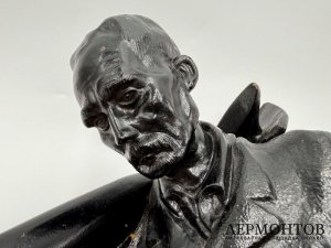 Скульптура Крестьянин, идущий с работы. Каслинский завод, 1920-е гг. Чугун.