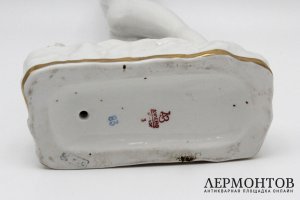 Статуэтка Девочка, входящая в воду. Фарфор, роспись. СССР, Дулево, 1960 г. Гатилова.