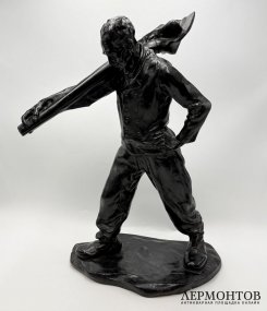 Скульптура Крестьянин, идущий с работы. Каслинский завод, 1920-е гг. Чугун.